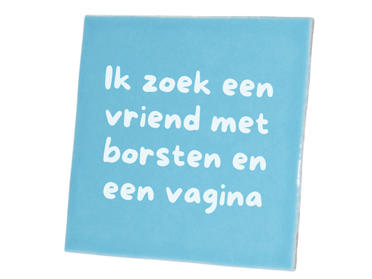 Tegeltje Ik zoek een vriend met borsten en een vagina -  Blauw